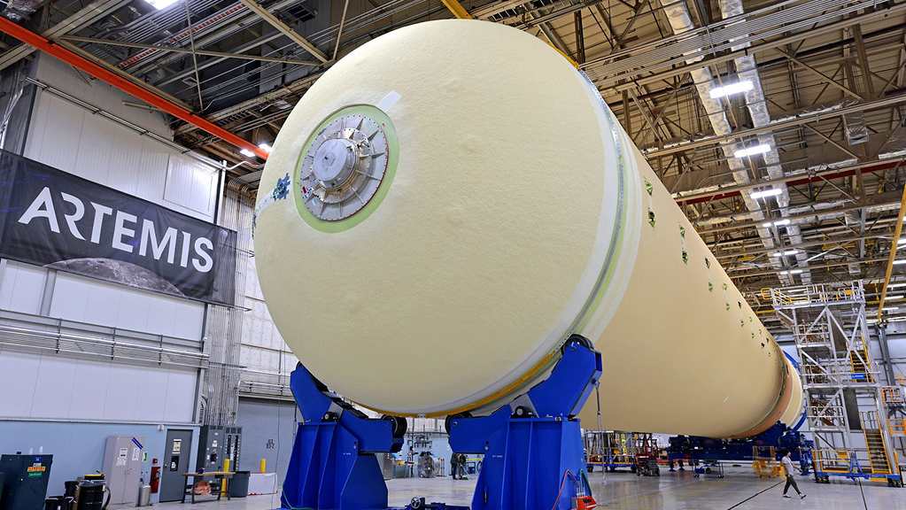 NASA just Declared $23.8 B Moon Rocket is A Complete DISASTER! SpaceX Starship Better