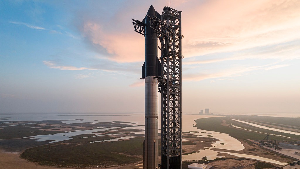 SpaceX’s New Starship HLS Cabin Interior to Land Humans on the Moon for the First Time